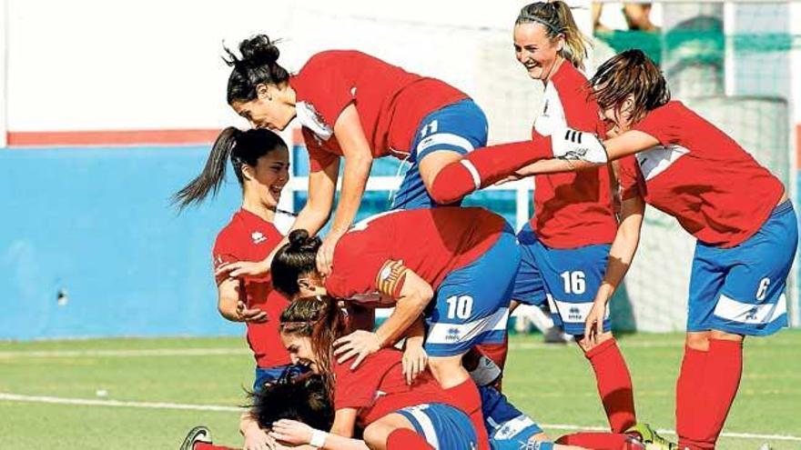 Las jugadoras del Collerense celebran su primera victoria.