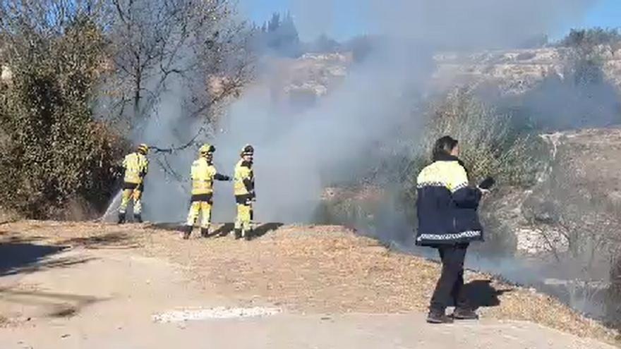 Un incendio junto al Canyoles moviliza a los bomberos en Moixent