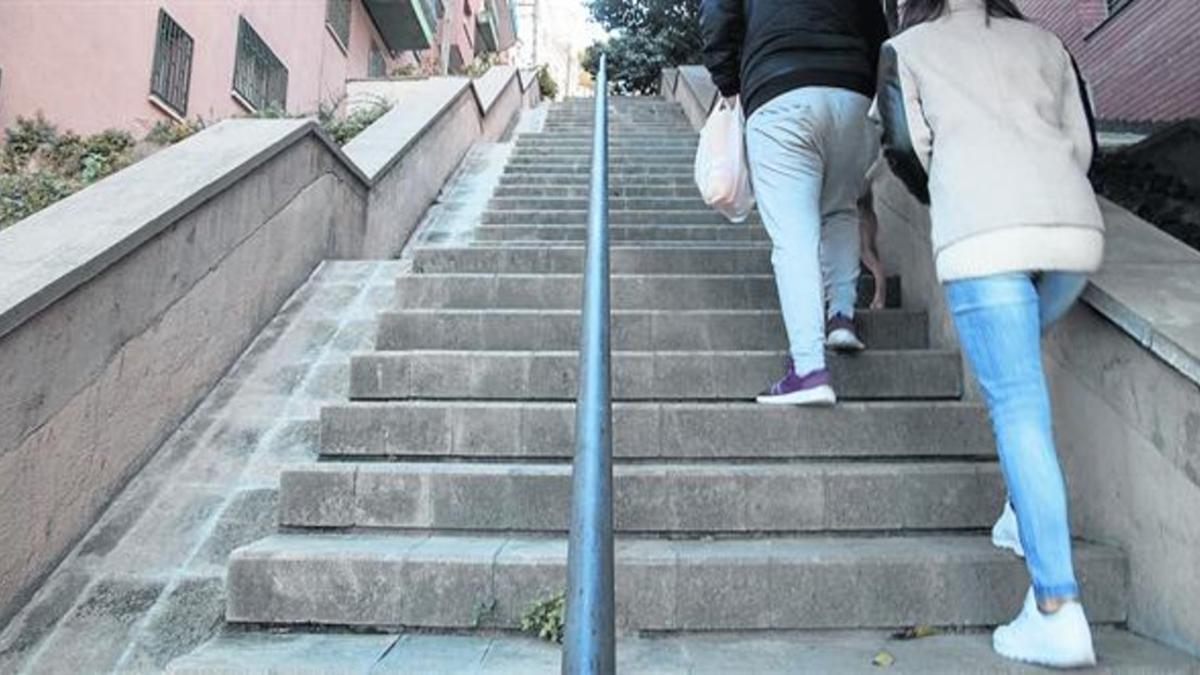 Calle de la Mare de Déu dels Àngels, con 80 escalones en el barrio de la Teixonera, en la que el ayuntamiento instalará escaleras mecánicas.