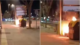 Fuego junto a un contenedor en plena noche de Magdalena en Castelló