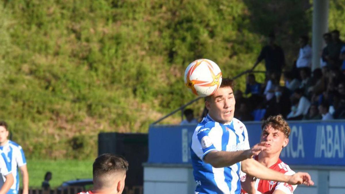 Partido entre el Juvenil y el Celta ayer en Abegondo. |  // VÍCTOR ECHAVE