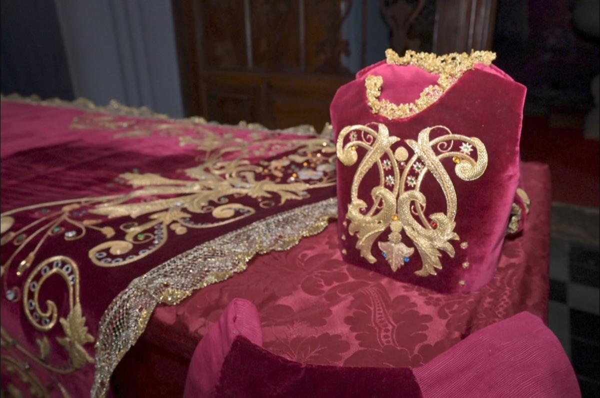 Nuevo manto de la Virgen de los Reyes.