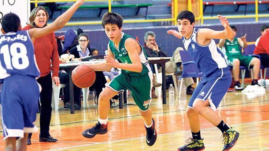 Un jugador del Psicotécnico Centro Duero se dispone a dejar atrás a dos defensores palentinos.