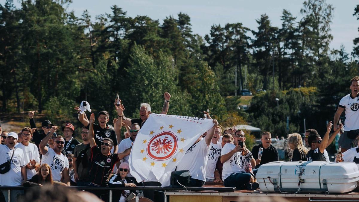 Aficionados del Eintracht de Fráncfort alentan en Helsinki