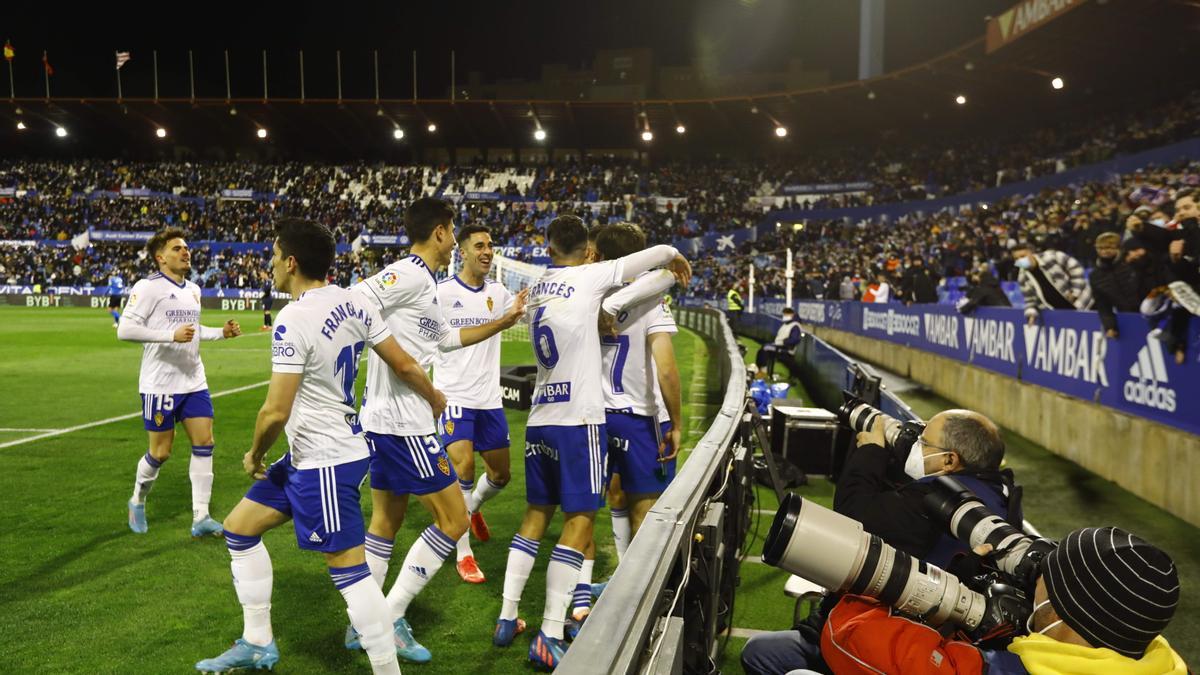 Los jugadores zaragocistas celebran con Francho el primer gol del Zaragoza.