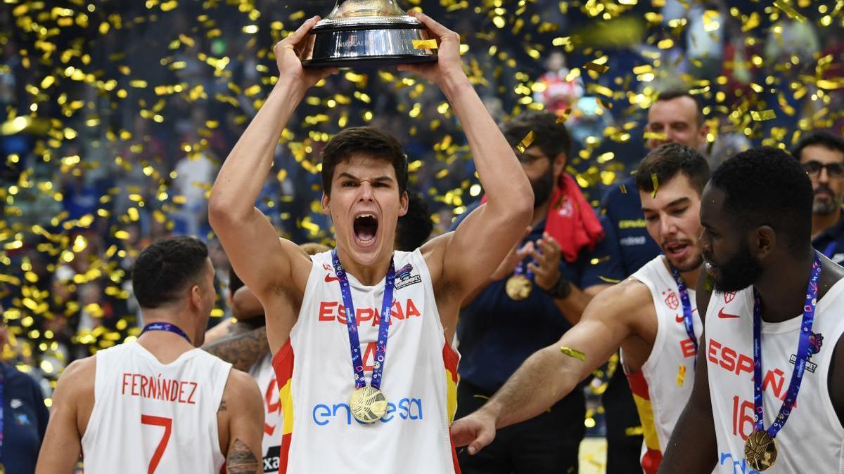 Jaime Pradilla, con el trofeo de campeón del Eurobasket