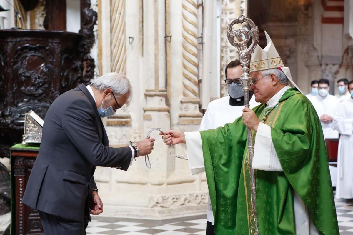 Olga Caballero y la junta directiva de la Agrupación de Cofradías toman posesión en la Catedral