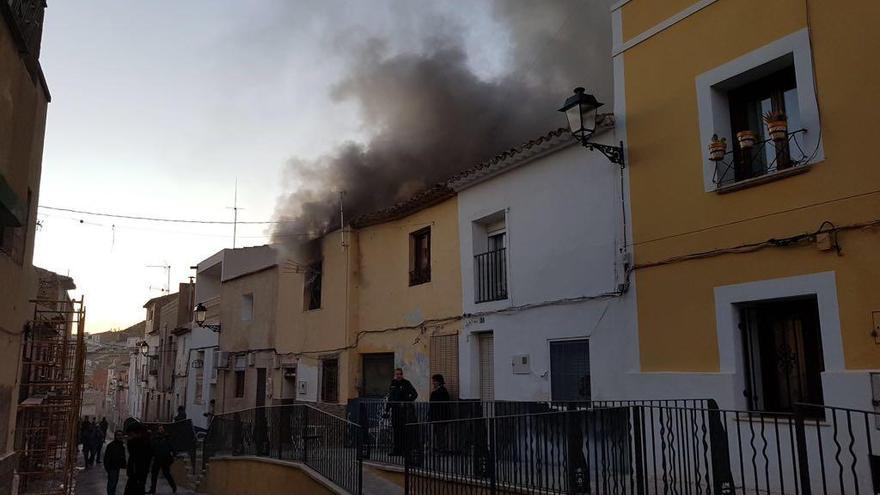 Una familia de Sax lo pierde todo en el incendio de su casa