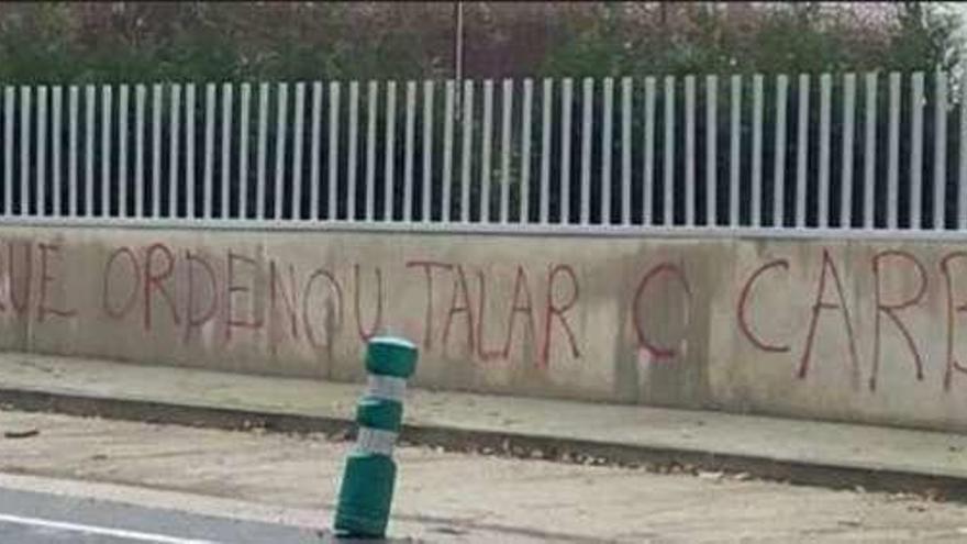 El muro de la vivienda del coordinador de Ciudadanos en Bueu, con parte de la pintada que apareció ayer. // G.N.