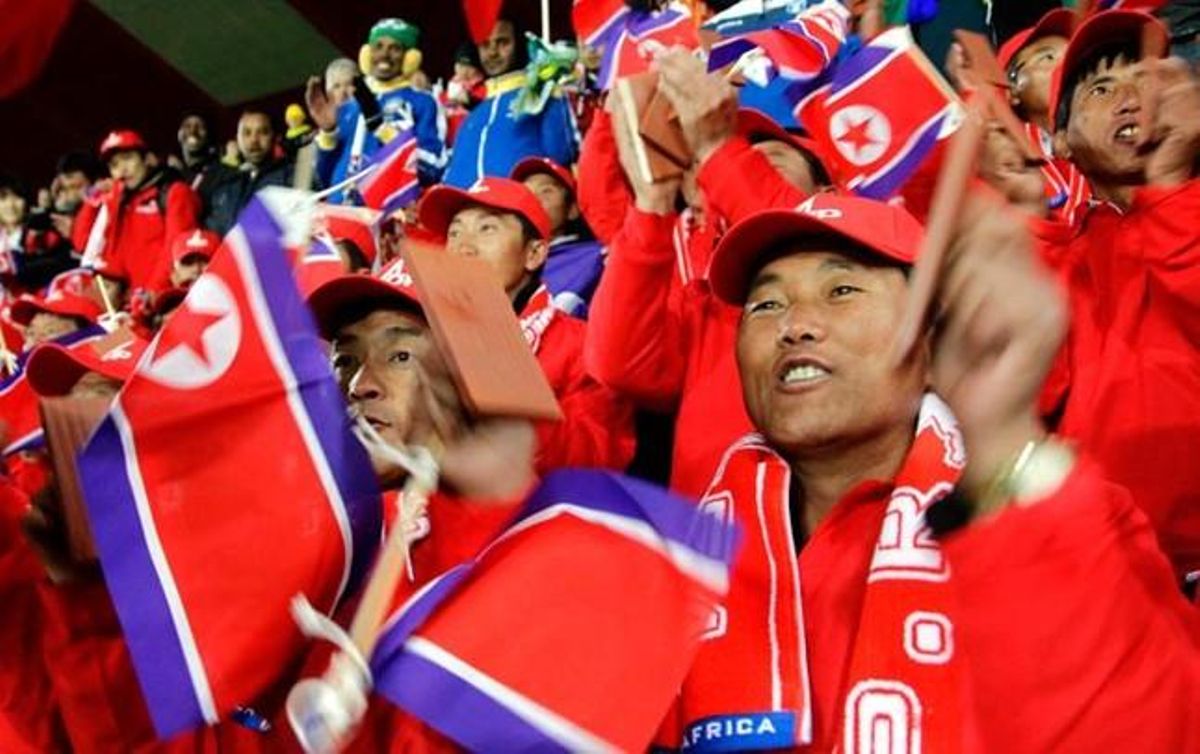 Seguidors de Corea del Nord animenla selecció contra el Brasil, en el seu retorn al Mundial.