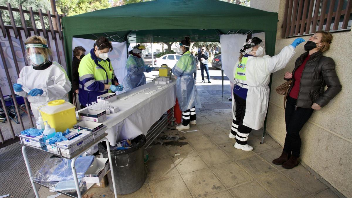 Sanitarias hacen test de coronavirus en el centro de salud de San Andrés, en Murcia.