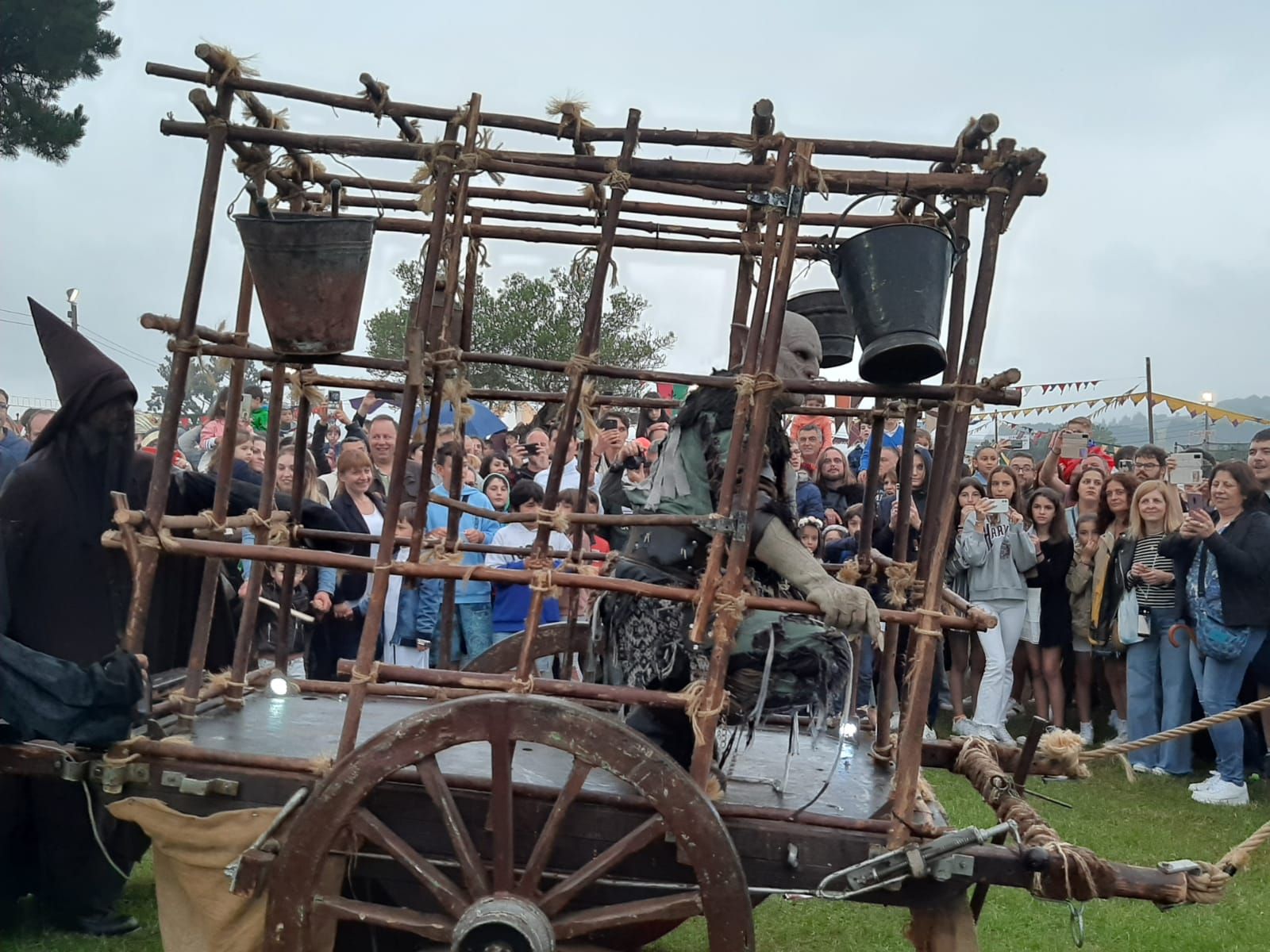 Lleno por Exconxuraos en Llanera: grandes y pequeños disfrutan de la gran fiesta del verano en el concejo