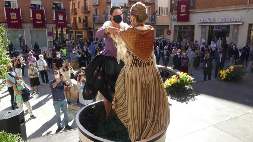 Dos vecinas de Cosuenda fueron las encargadas este año de pisar la uva para recoger el primer mosto del año.