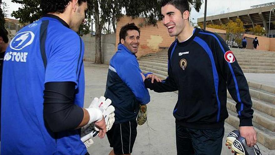 Sergio Díaz bromea con Sendoa y Unai Alba, ayer, antes de empezar a entrenar en el Estadio de Atletismo