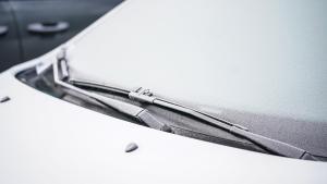 Parabrisas de un coche helado por el frío intenso de este lunes 13 de enero