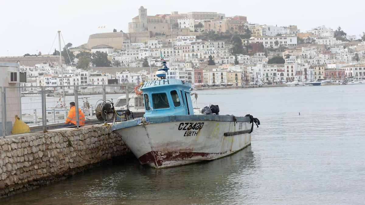 Una patera en el puerto de Ibiza.
