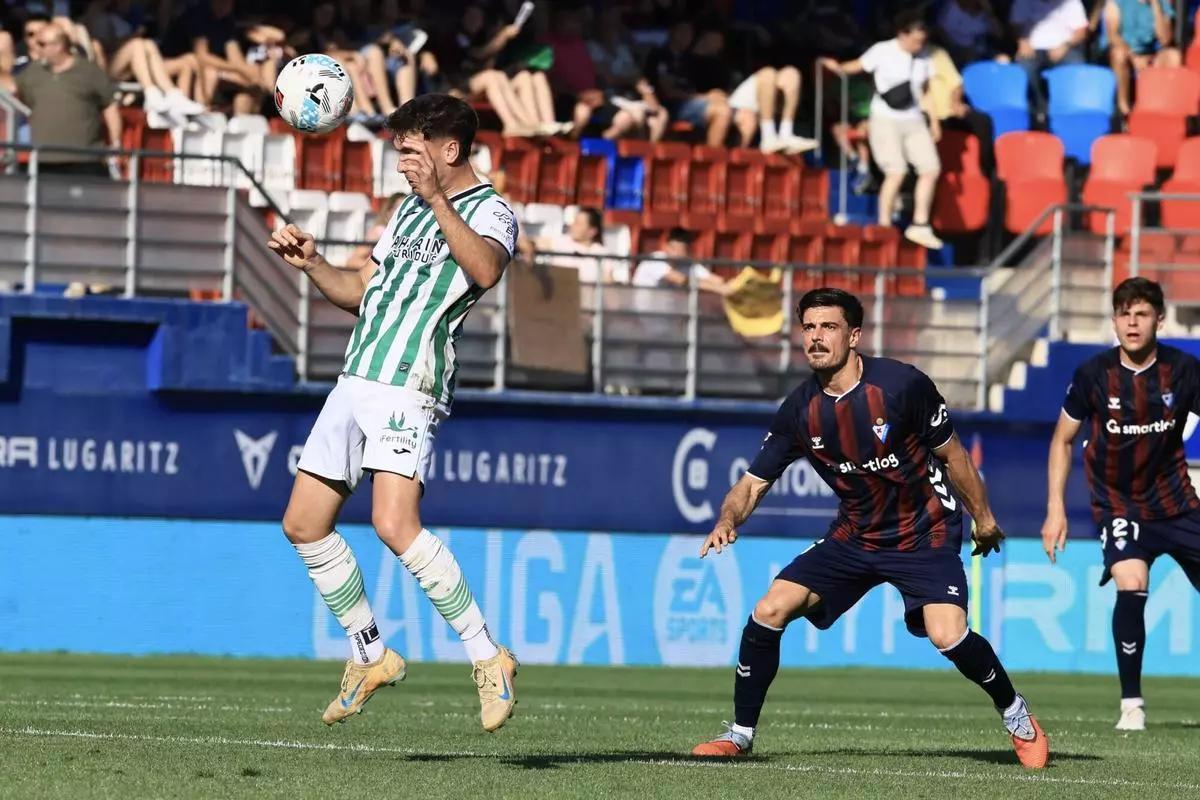 Diego Percan controla un balón con la cabeza en la primera mitad ante el Éibar.