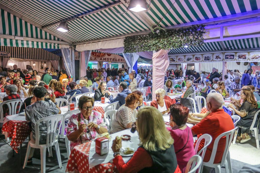 Baile, amistad y alegría en el recinto portuario de Torrevieja con la Feria de Sevillanas 2018