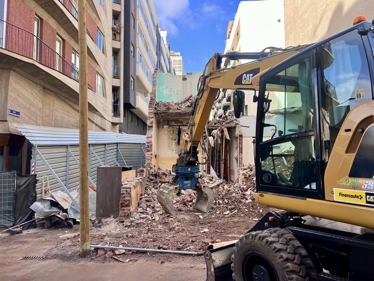 Demolición de la antigua casa del barrio de Duggi, en la capital.