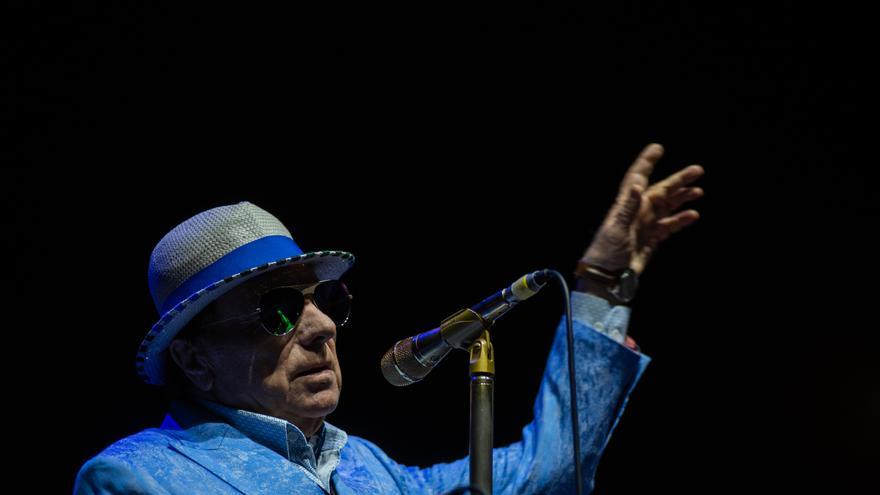 En pie en el regreso de Van Morrison