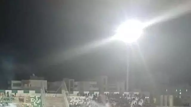 Los jugadores del Foggia abandonan el terreno de juego tras ser perseguidos por sus propios aficionados