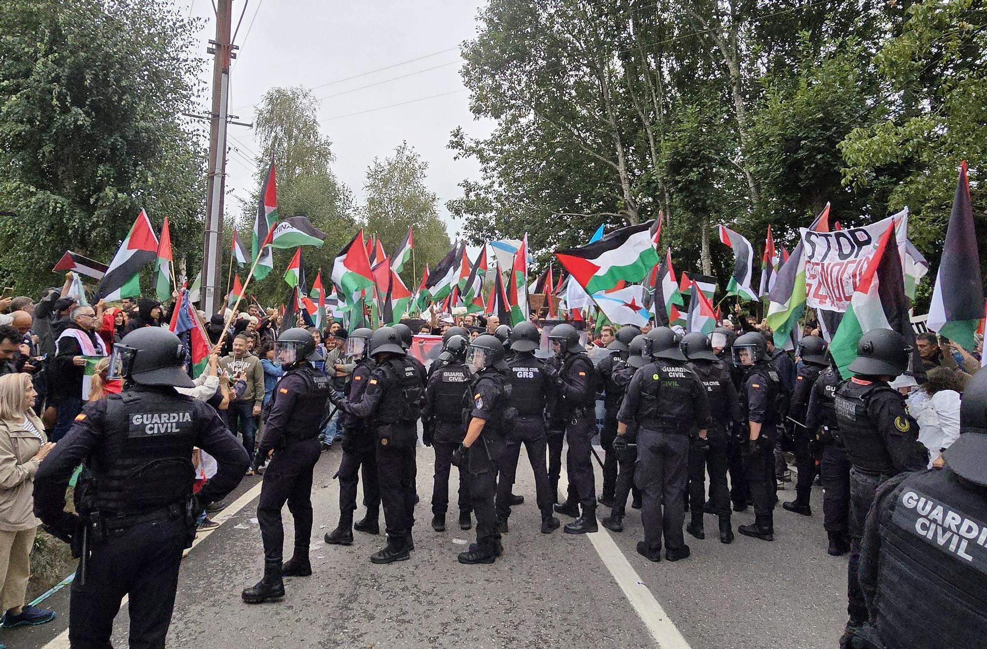 Concentraciones contra el equipo de Israel por el genocidio en Gaza durante el paso de La Vuelta por Pontevedra