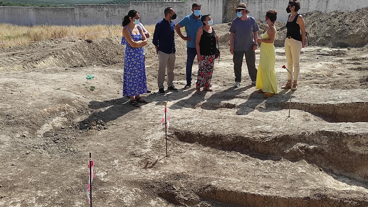 Responsables de IU en Córdoba y la alcaldesa de Aguilar visitan las excavaciones de Aremehisa en Aguilar.