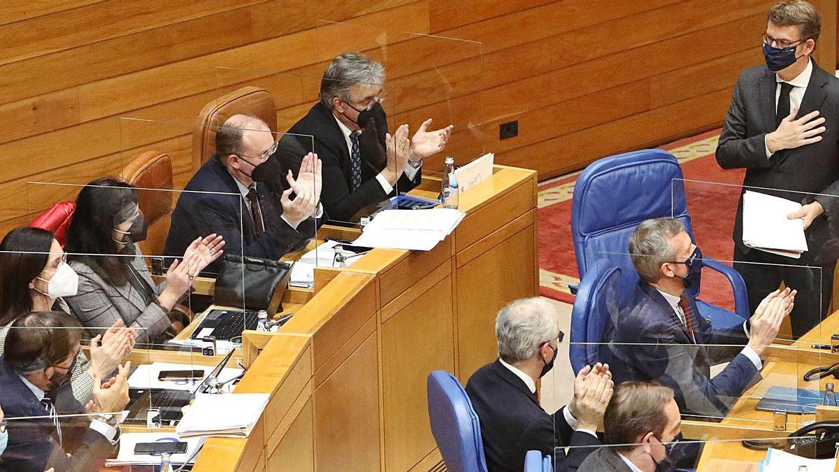 ¿Mascarillas FFP2 en el Parlamento? Muy pocas. Mientras Feijóo proponía imitar a Francia y Alemania, que han obligado al uso de mascarillas FFP2 en espacios públicos cerrados, la mayoría de los diputados, incluidos los del PP, le escuchan con mascarillas de tela y quirúrgicas, pero muy pocas FFP2. Eso sí, entre parlamentario y parlamentario, mamparas de plástico para una mayor protección.  | XOÁN ÁLVAREZ