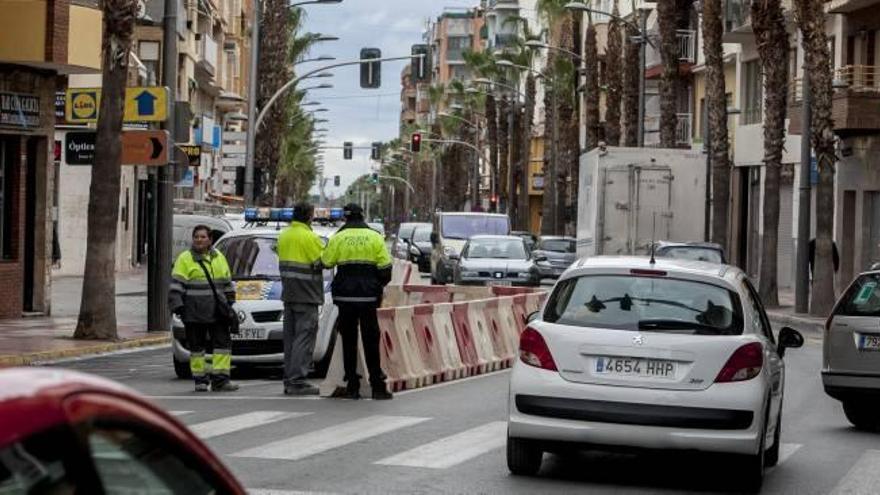 Comienza el desvío  de tráfico en Ancha de Castelar a la altura de la calle Pintor Picasso