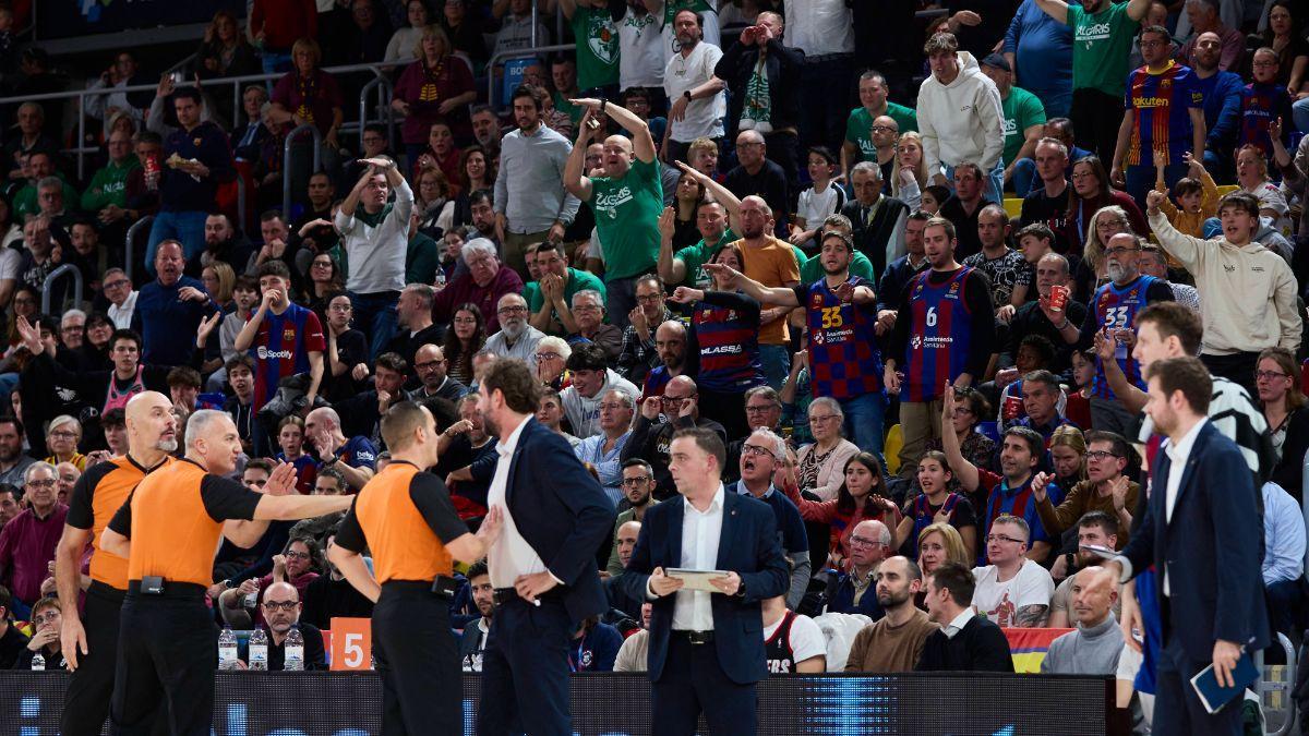 Roger Grimau dialoga con los árbitros en un lance del Barça-Zalgiris