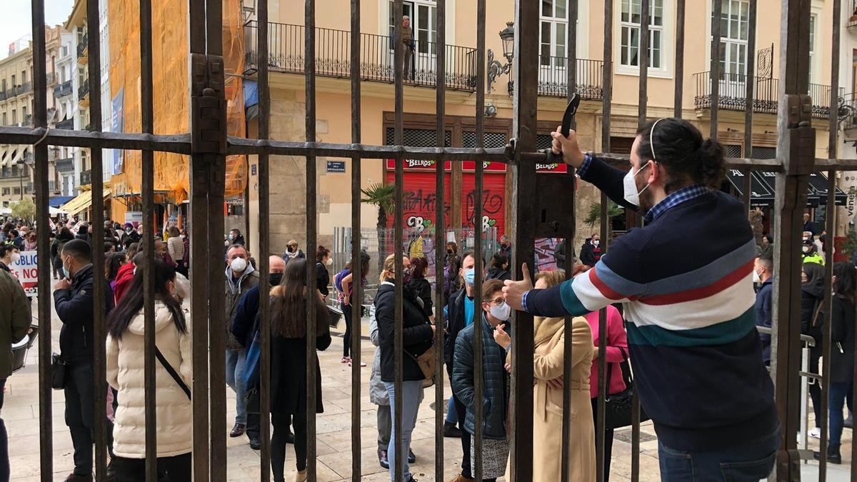 La puerta de los Hierros, cerrada al completarse el aforo