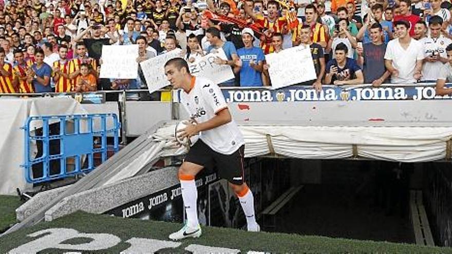 El nuevo fichaje sale por primera vez a Mestalla.