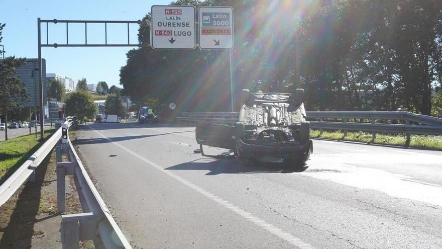 Vuelca un coche en las inmediaciones de Polígono Lalín 2000