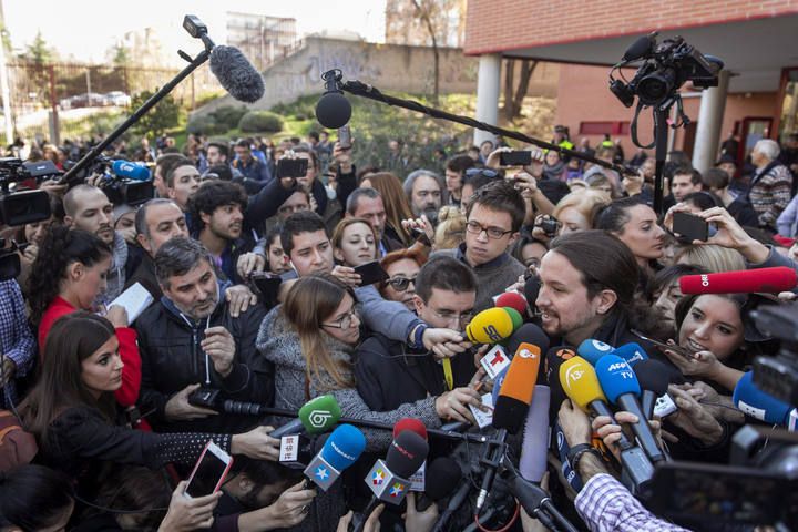 PABLO IGLESIAS VOTANDO EN LAS ELECCIONES GENERALES DEL 20D
