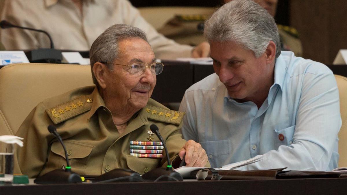Raúl Castro (izquierda) y Miguel Díaz-Canel, cuando eran presidente y vicepresidente de Cuba, respectivamente, el 8 de julio del 2016, en La Habana.