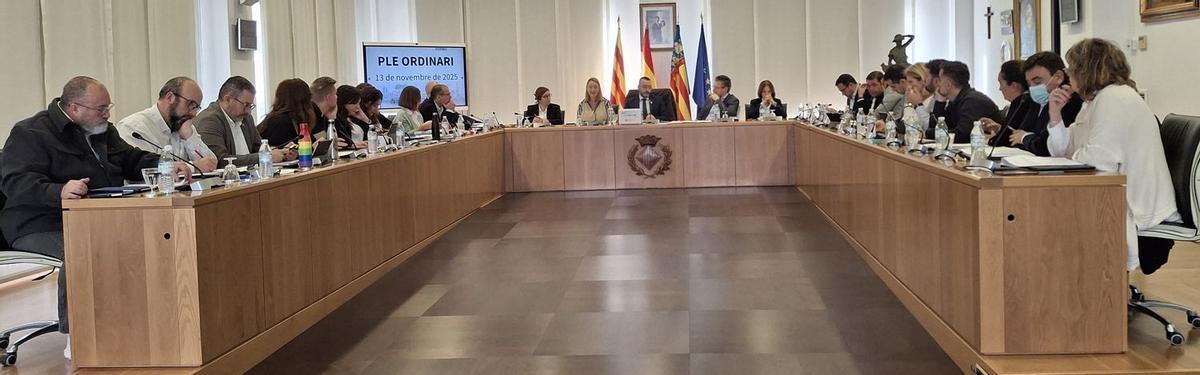 El pleno ordinario celebrado ayer por la corporación municipal aprobó destinar los remanentes del 2014 a reducir deuda.