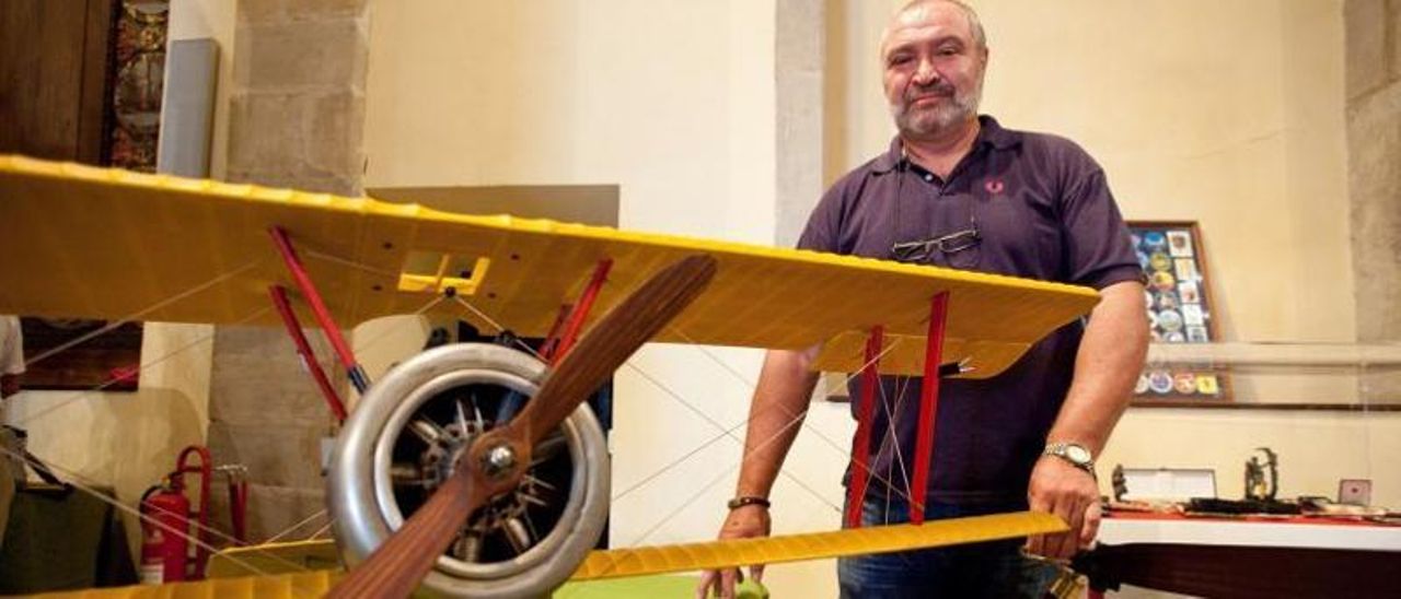 Martín Ferrer junto a una de las maquetas de la entidad, en una exposición organizada en Gijón. | Juan Plaza