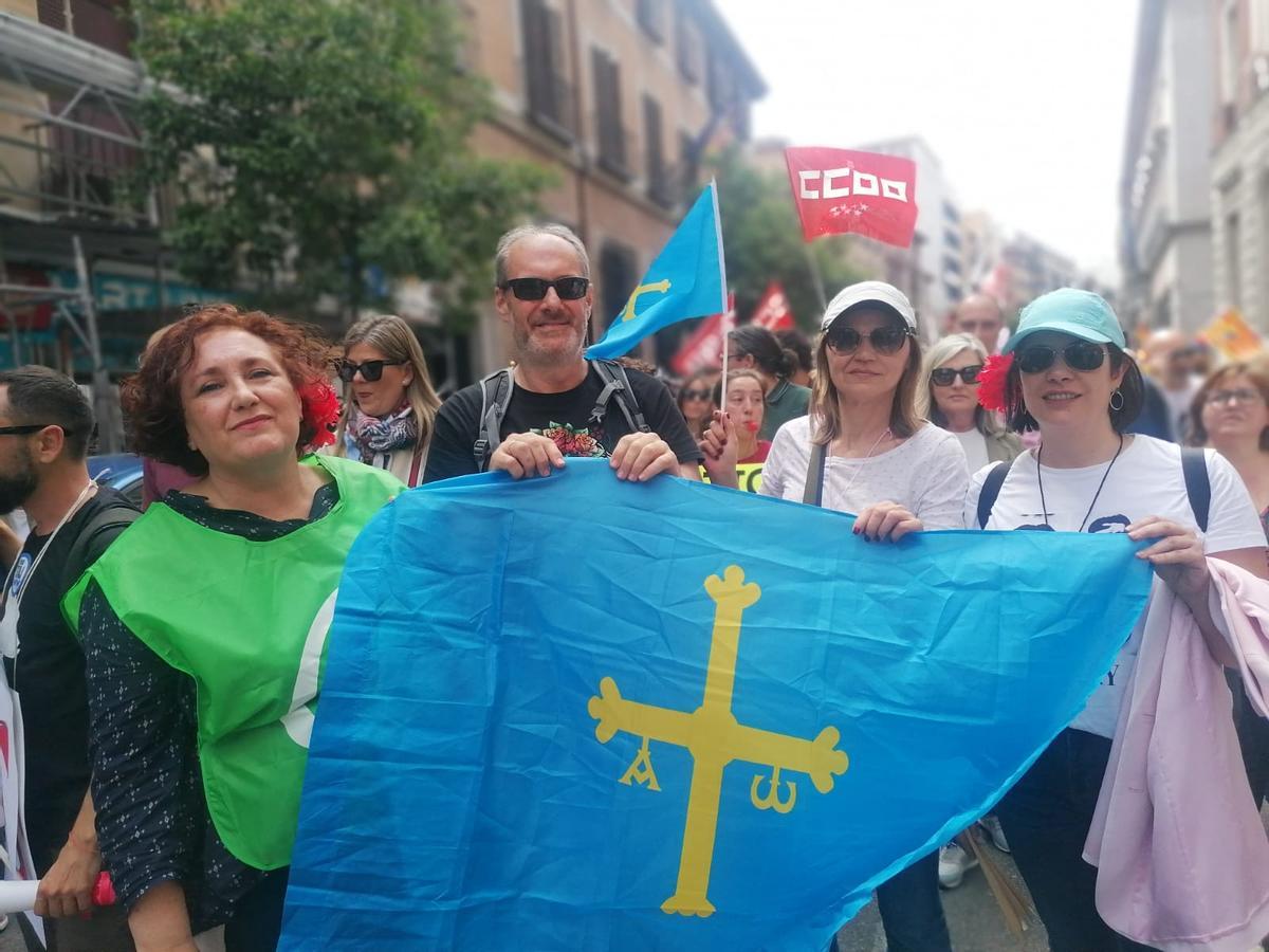 A la izquierda, Cristina Esteban, durante la manifestación.