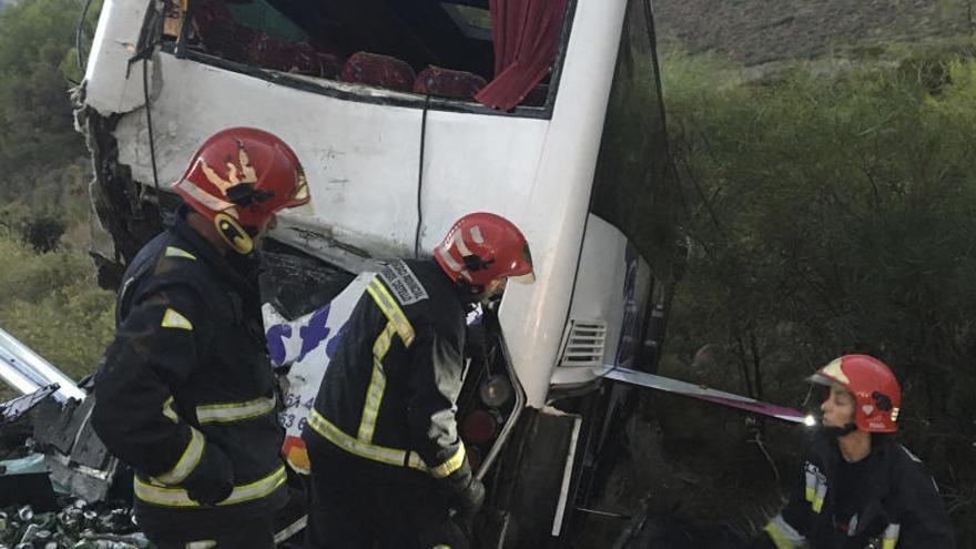 Colisión entre un camión y un autobús en la autopista AP-7.