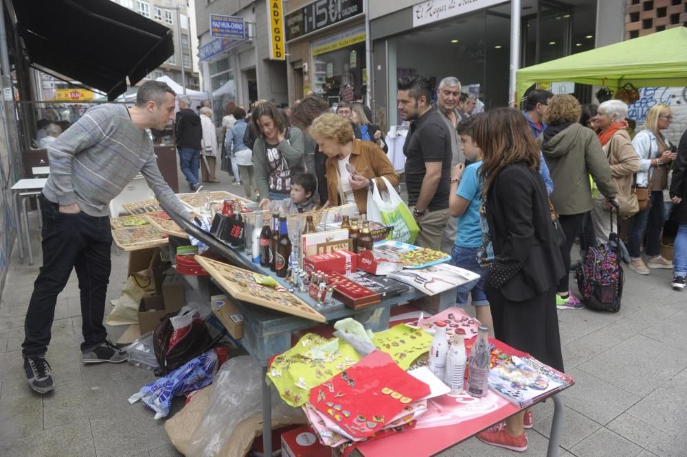 La asociación de vecinos Oza Gaiteira impulsa un mercadillo de antigüedades y productos de segunda mano para apoyar el comercio y la hostelería del barrio.