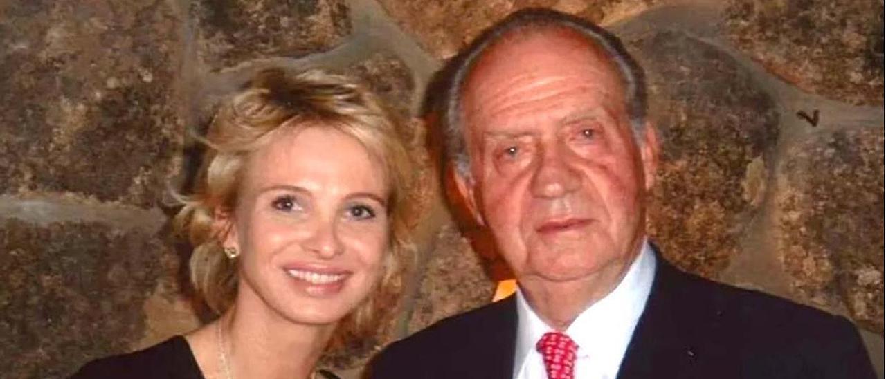 Una de las fotos de Juan Carlos I y Corinna reveladas por el documental de Sky y NBC Universal 'Amor, dinero, traición'.