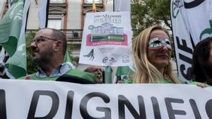 Profesores de toda España, con una pancarta que reza ’Por la dignificación de la labor docente, estatuto docente ya’, se manifiestan frente a la sede del Ministerio de Educación y Formación Profesional. 