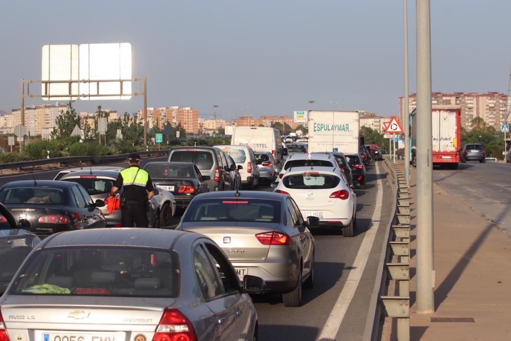 La vía que accede a Málaga capital junto al campus universitaria tenía que ser cortada a la altura del Polígono Alameda por el choque de varios turismos que no dejó heridos de consideración