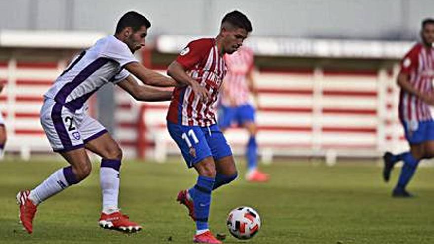 Berto protege el balón durante el Sporting B-Numancia. | I. Collín