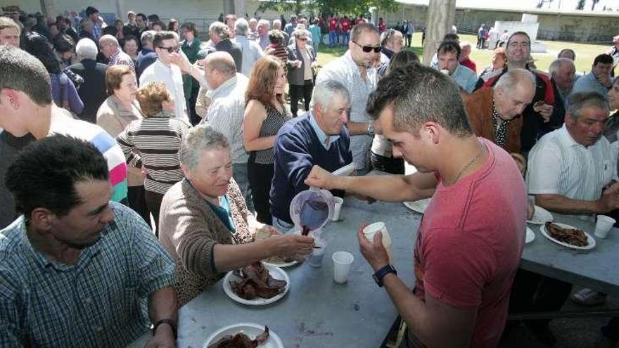 La Festa da Carne ó Caldeiro de Dozón congrega a más de 200 participantes