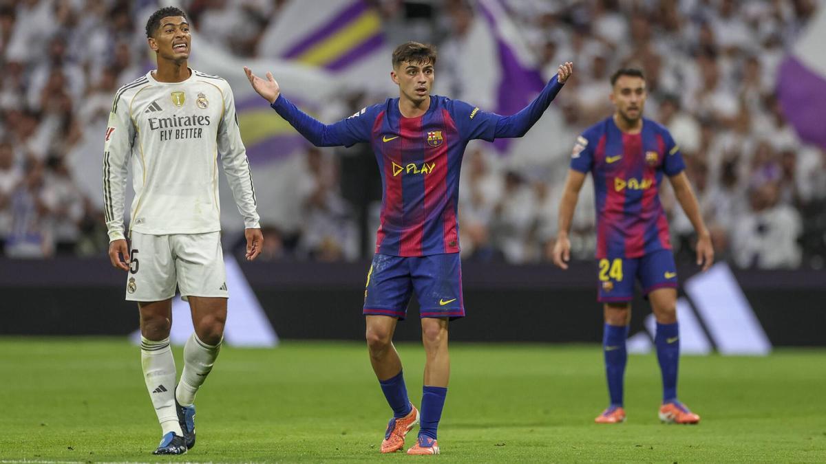 Pedri y Eric Garcia junto a Jude Bellingham en el clásico liguero contra el Real Madrid del Santiago Bernabéu