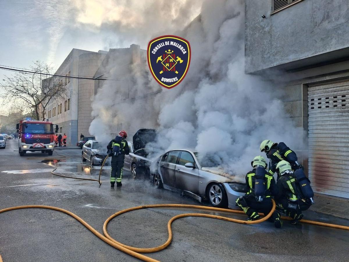 Varios bomberos, durante la extinción del incendio.