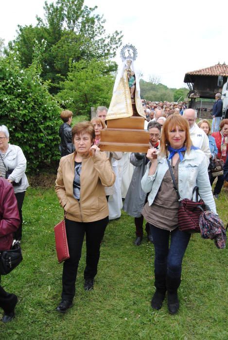 Cientos de personas festejan y ovacionan a la Virgen de la Cabeza en Meres