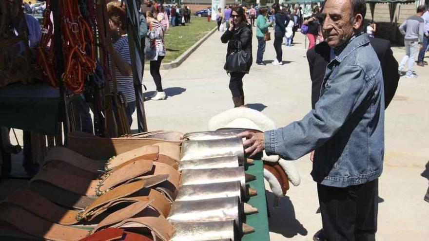 Puestos de venta en un mercado de la villa de Carbajales de Alba.