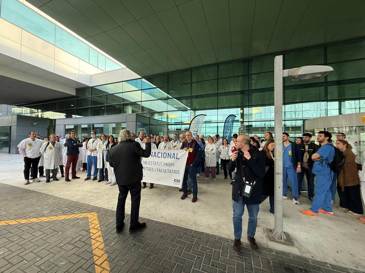 FOTO | Concentraciones de médicos en las puertas de los hospitales de Baleares contra el estatuto marco. FOTO | Concentraciones de médicos en las puertas de los hospitales de Baleares contra el estatuto marco.